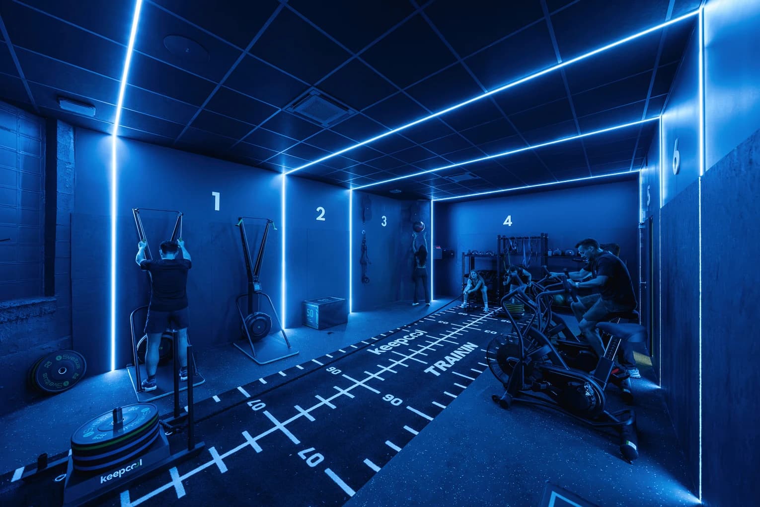 Salle Cross Training Keepcool équipée machines cardio et zones musculation lumineuses
