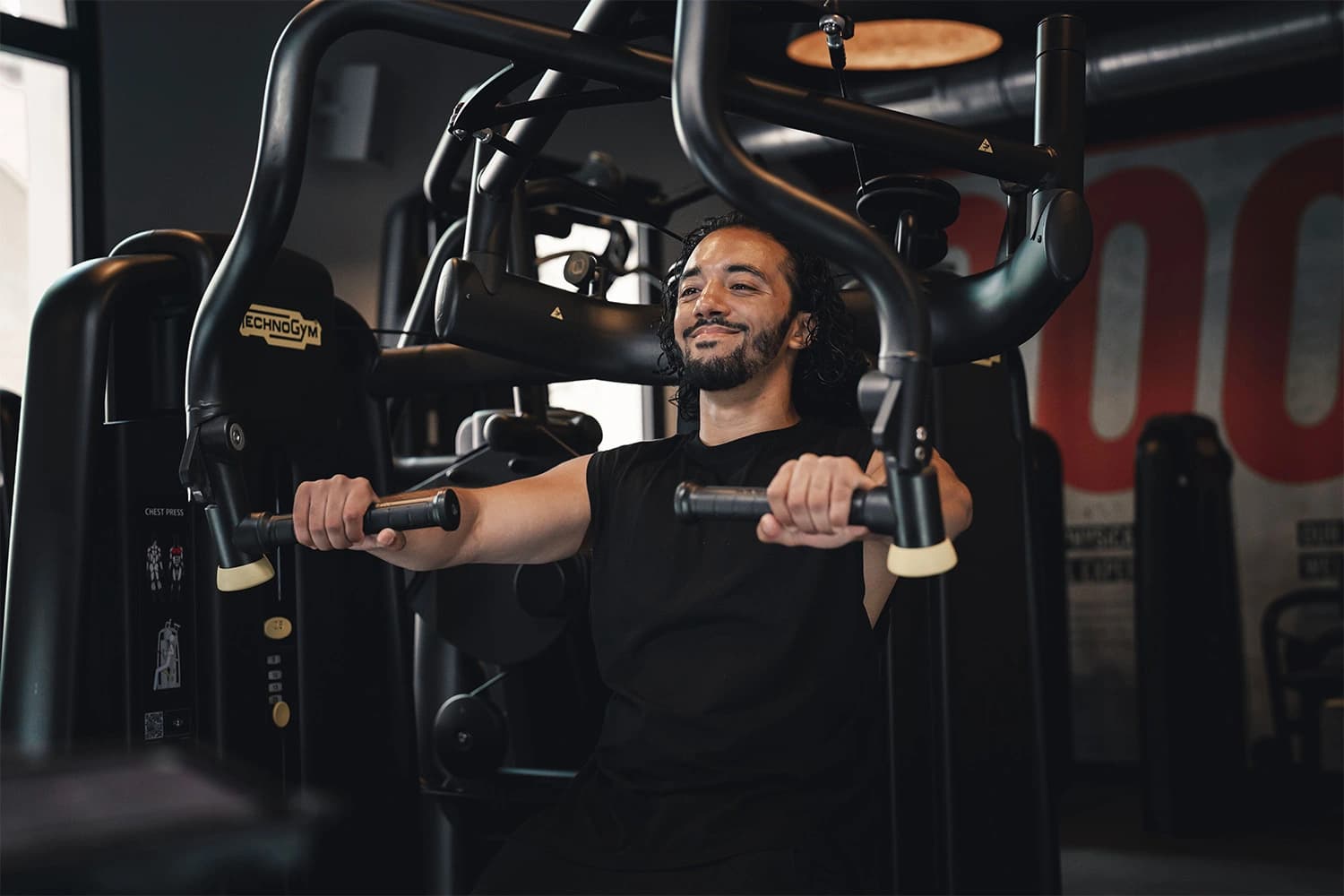 Homme utilisant machine à pectoraux en salle de musculation Keepcool